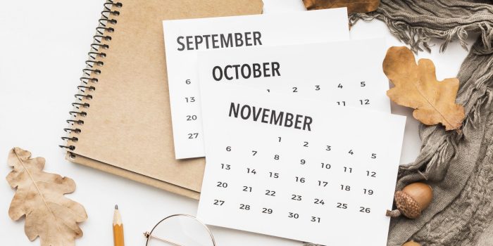 top-view-calendar-with-glasses-autumn-leaves